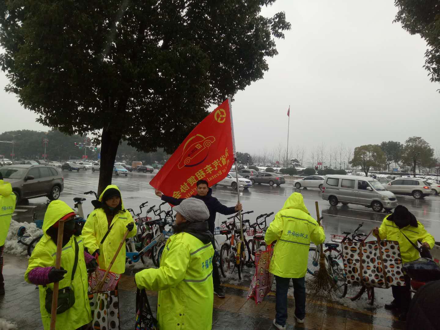 志愿者看望環(huán)衛(wèi)工，一對(duì)環(huán)衛(wèi)夫妻照顧腦積水兒子 29 年