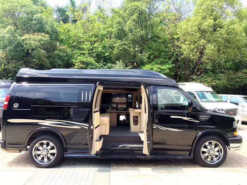 汪涵開車接李宇春上節(jié)目，被問：車是你從哪里租來的嗎？