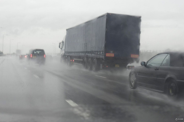 行車(chē)途中突遇暴雨的應對方法